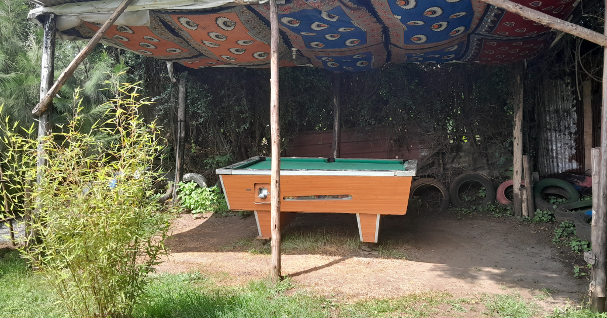 mr shawarma activities pool table